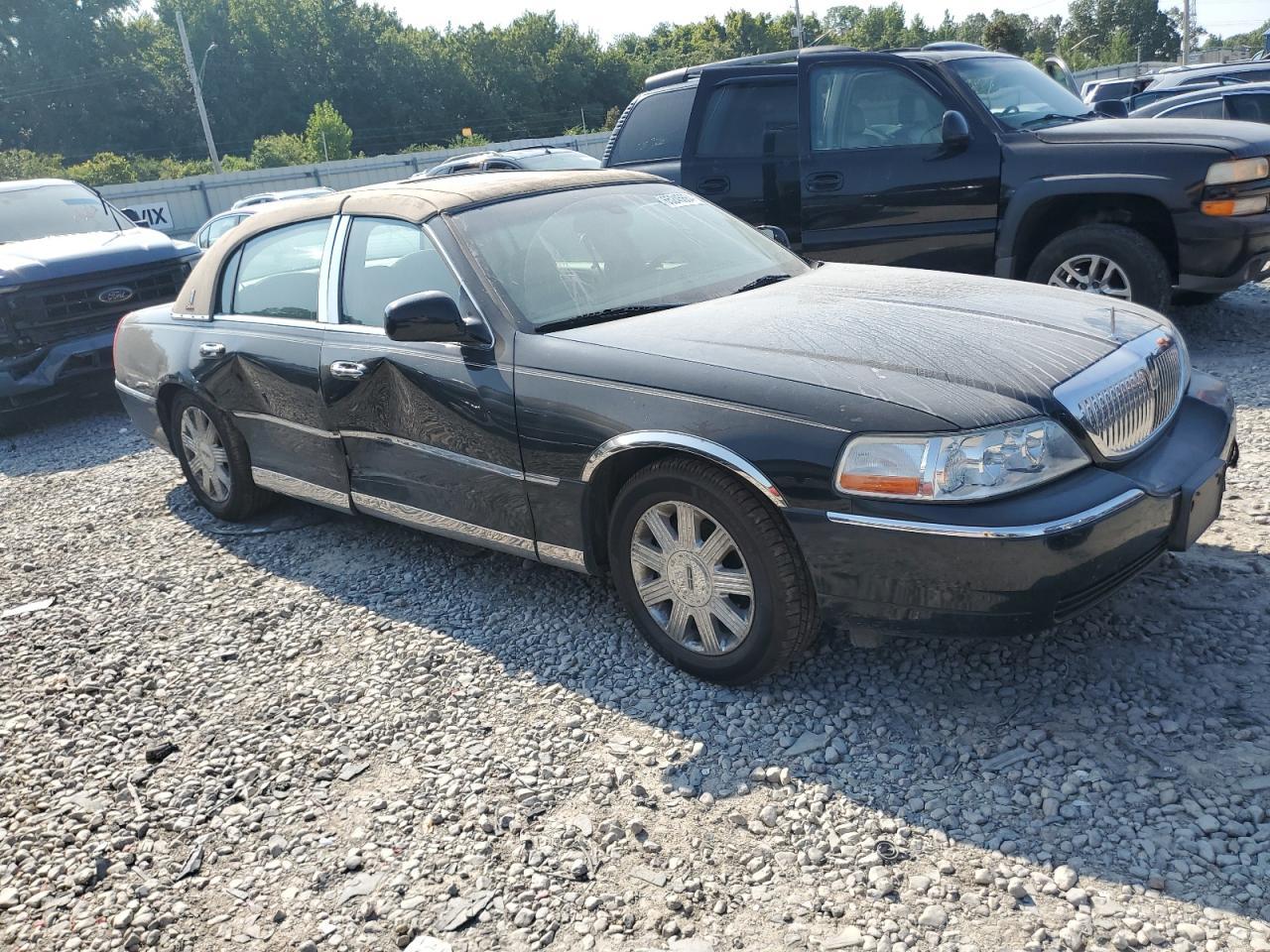 2004 Lincoln Town Car Ultimate - Image 4