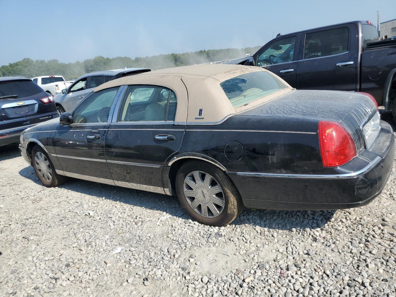 2004 Lincoln Town Car Ultimate - Image 2