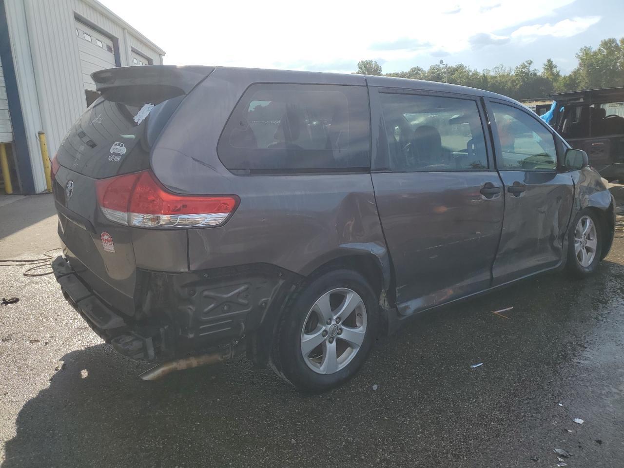 2013 Toyota Sienna L 7-Passenger - Фото 3