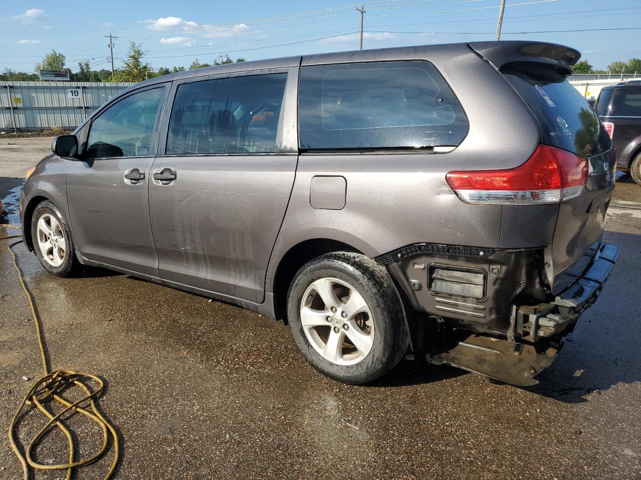 2013 Toyota Sienna L 7-Passenger - Фото 2