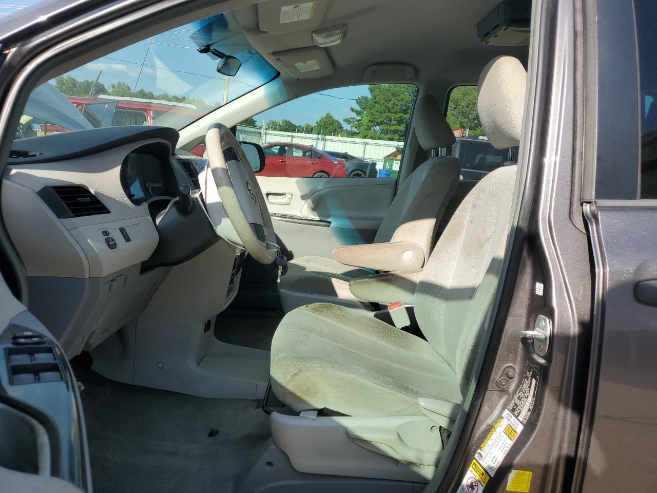 2013 Toyota Sienna L 7-Passenger - Фото 7
