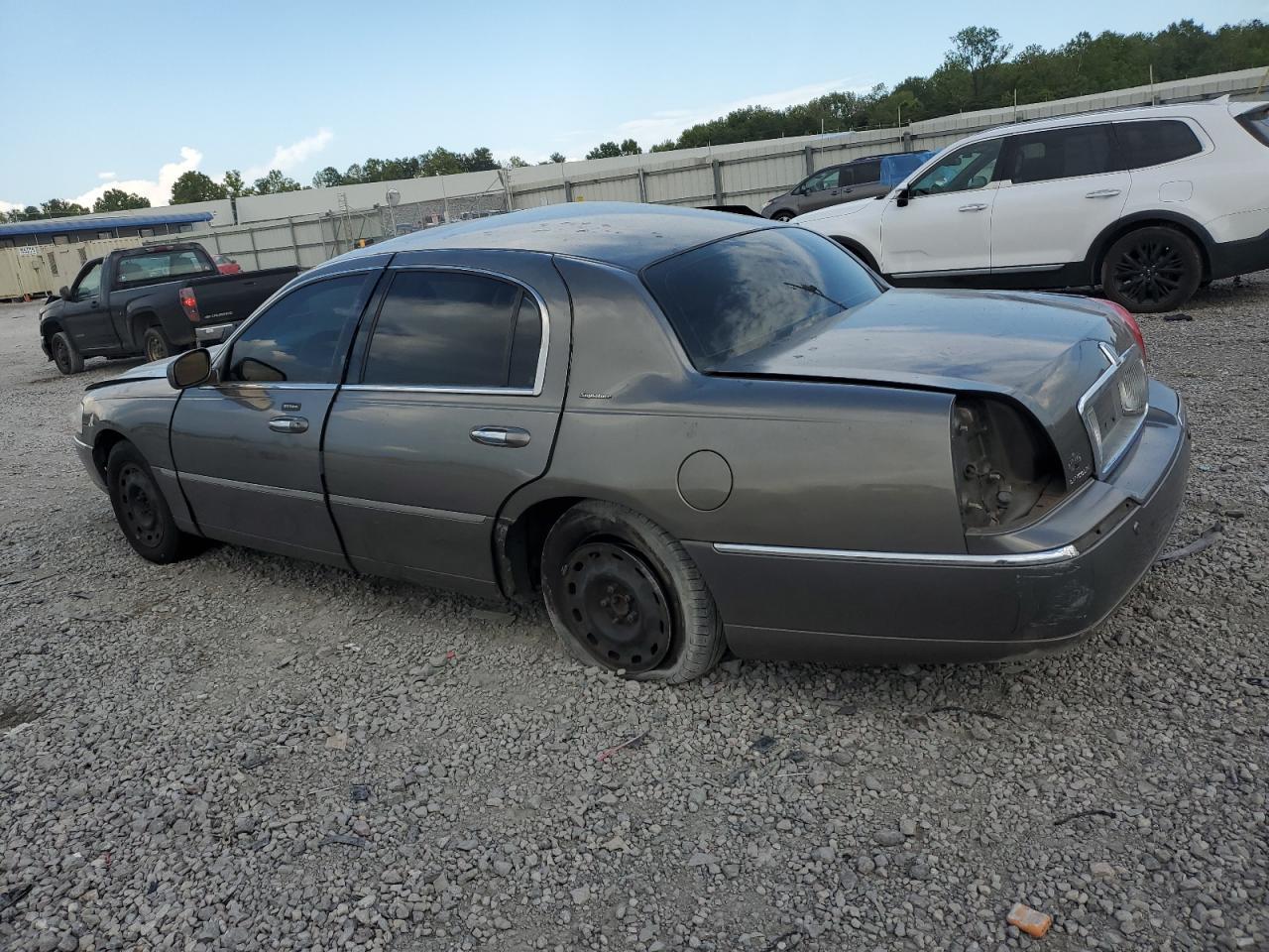 2003 Lincoln Town Car Signature - Фото 2