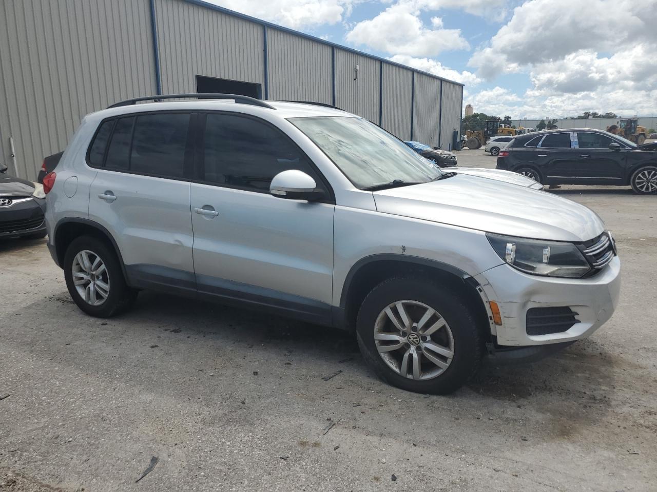 2015 Volkswagen Tiguan S - Фото 4