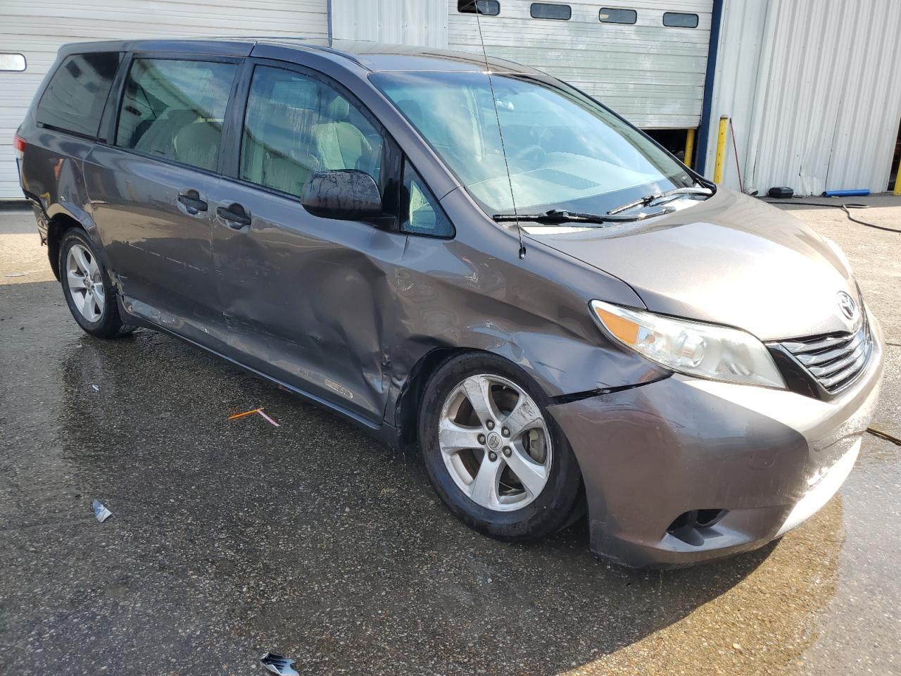 2013 Toyota Sienna L 7-Passenger - Фото 4