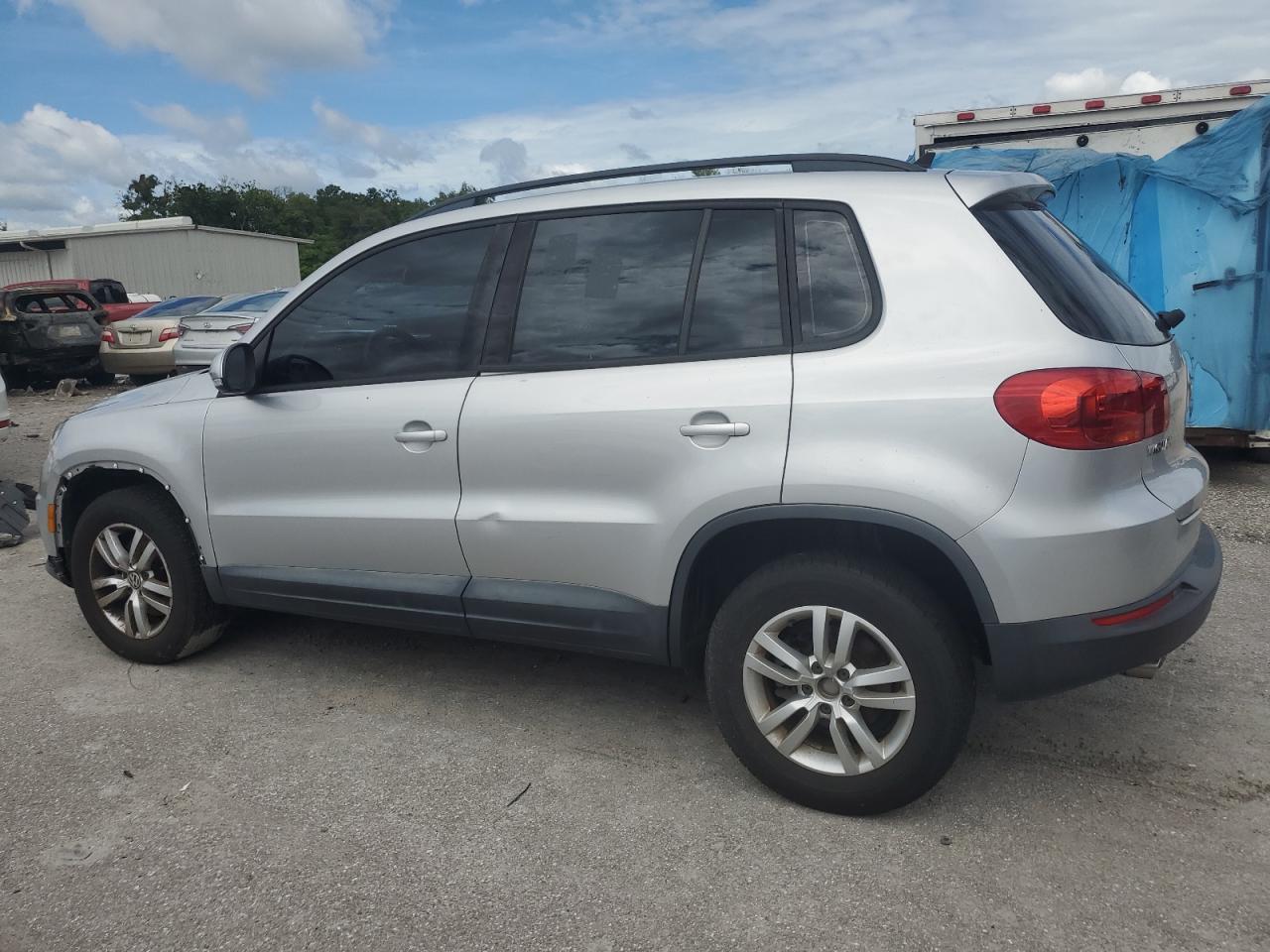 2015 Volkswagen Tiguan S - Фото 2