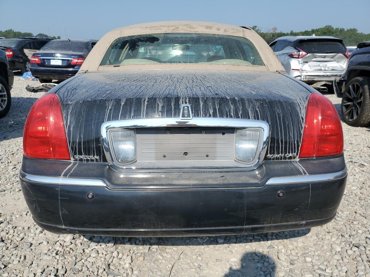 2004 Lincoln Town Car Ultimate - Image 6