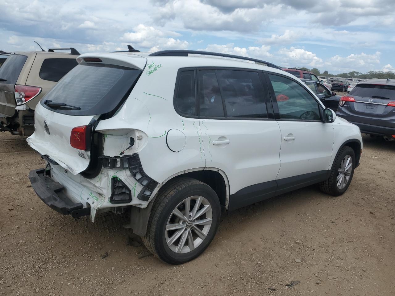 2017 Volkswagen Tiguan S - Фото 3