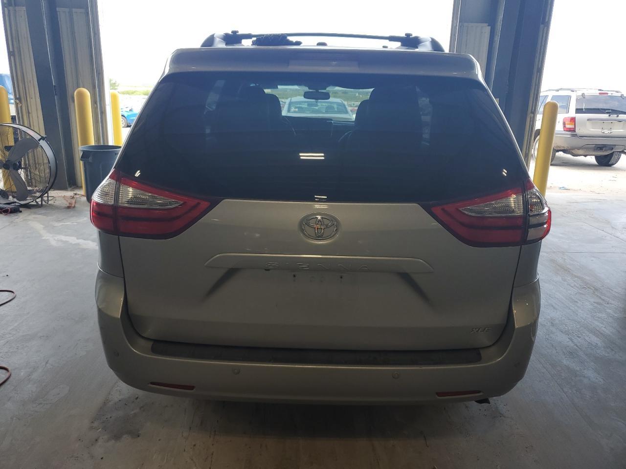 2017 Toyota Sienna Xle - Фото 6