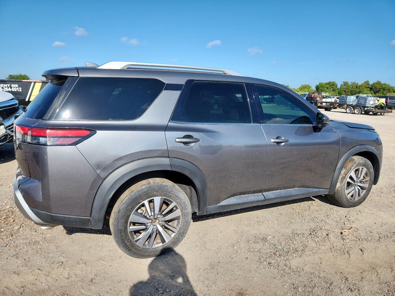 2023 Nissan Pathfinder Sl - Image 3