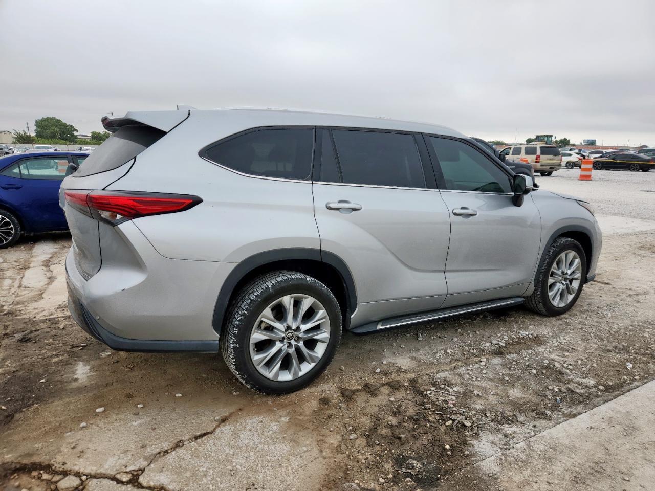 2020 Toyota Highlander Limited - Image 3