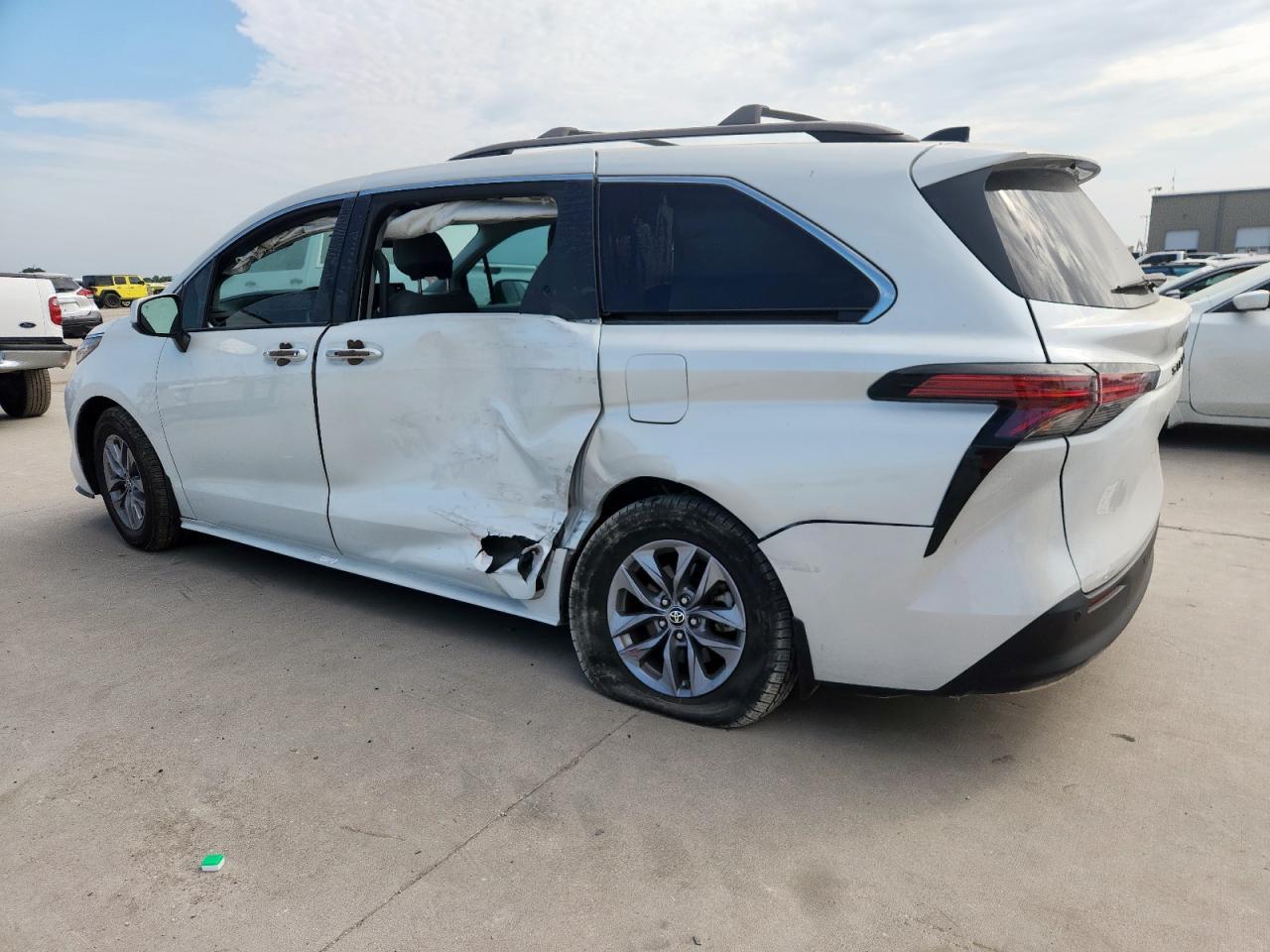 2022 Toyota Sienna Xle - Фото 2