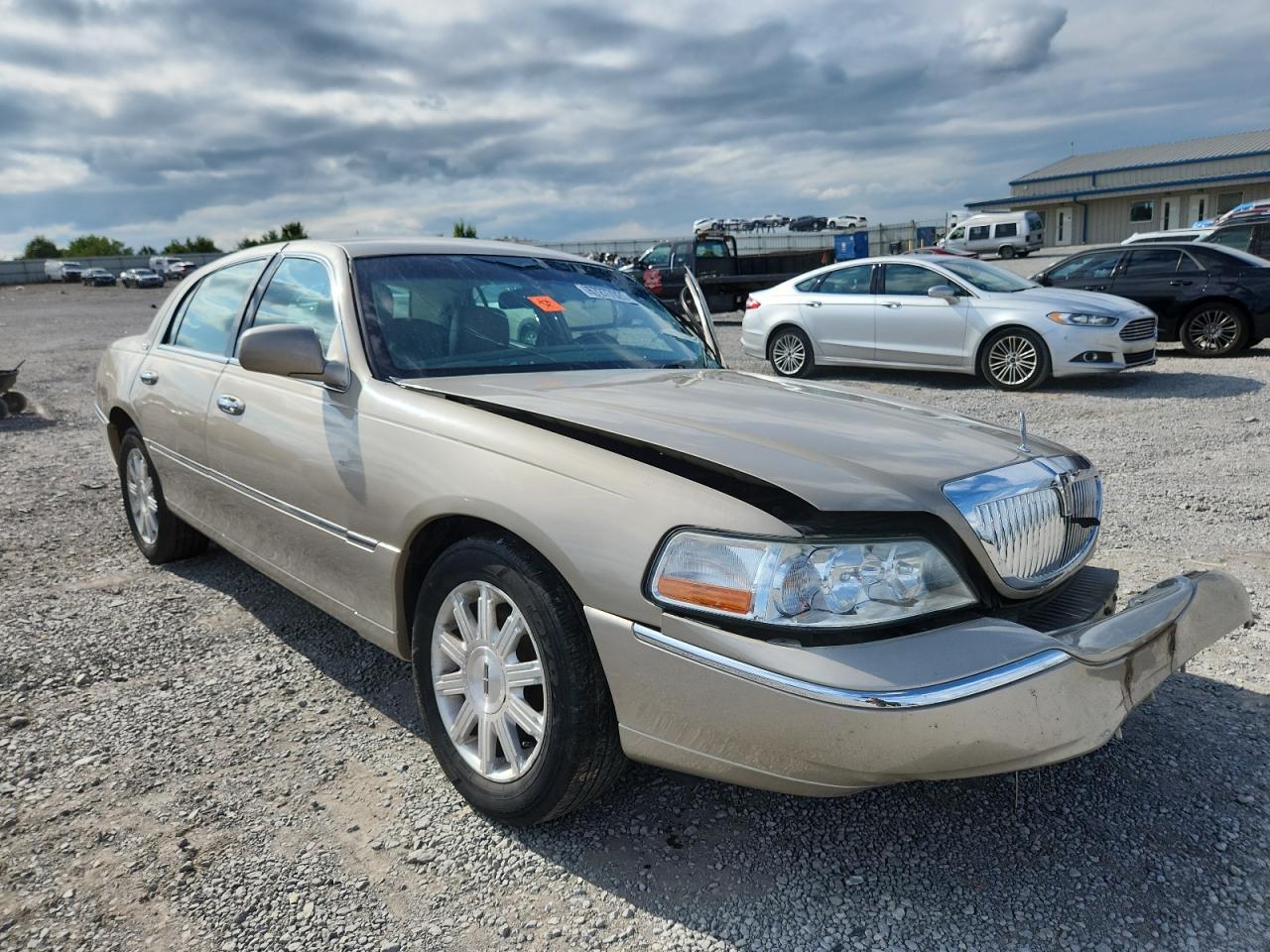 2011 Lincoln Town Car Signature Limited - Image 4