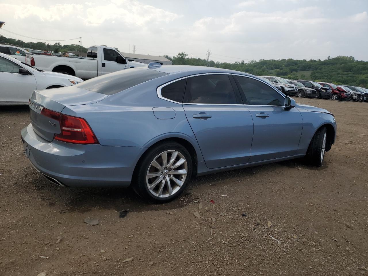 2017 Volvo S90 T6 Momentum - Image 3