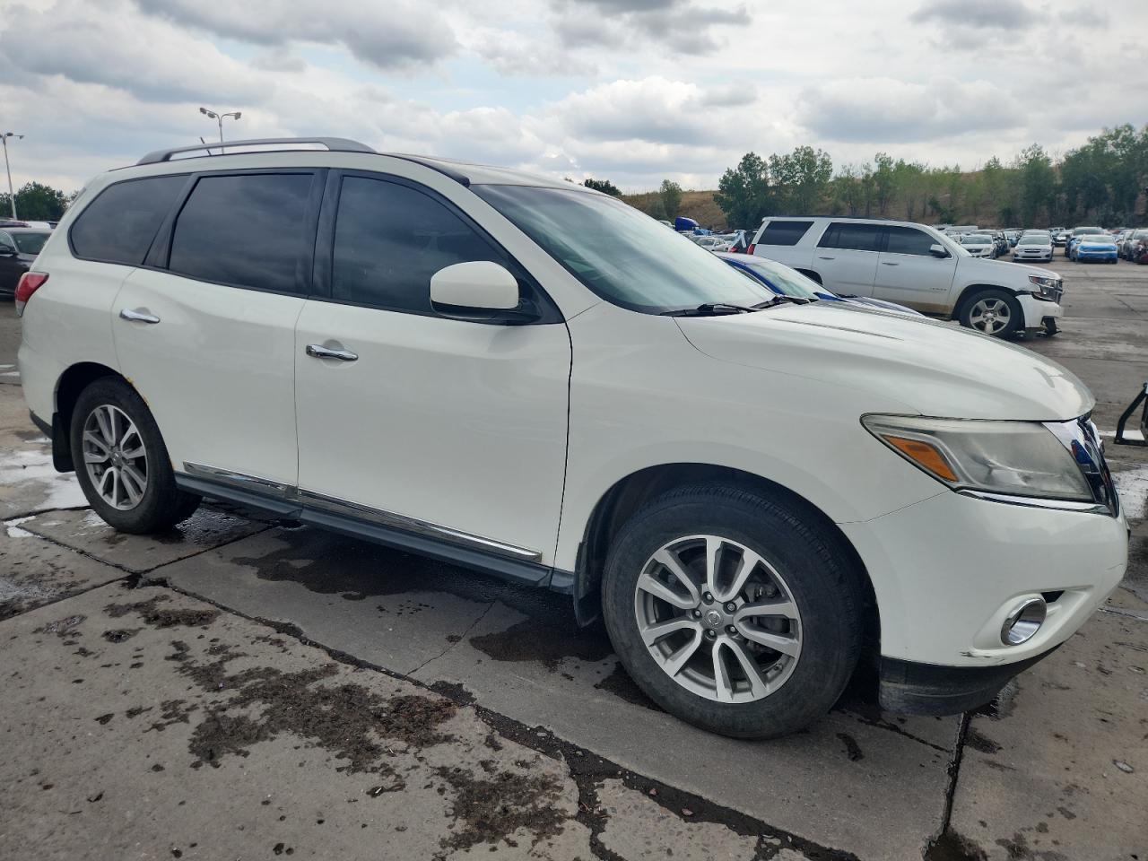 2014 Nissan Pathfinder S - Image 4