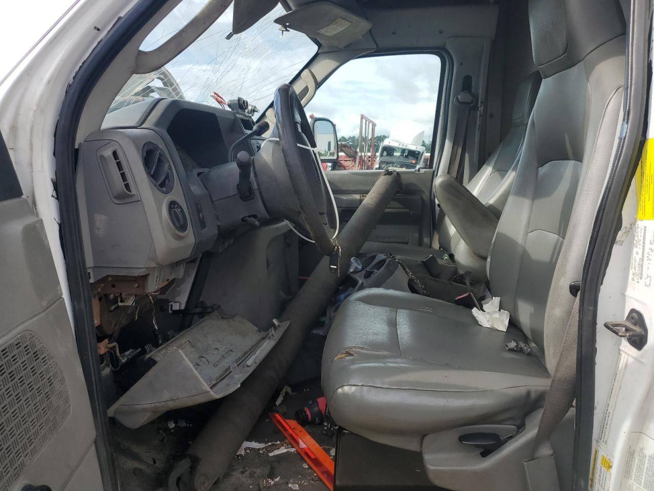 2013 Ford Econoline E450 Super Duty Cutaway Van - Фото 7