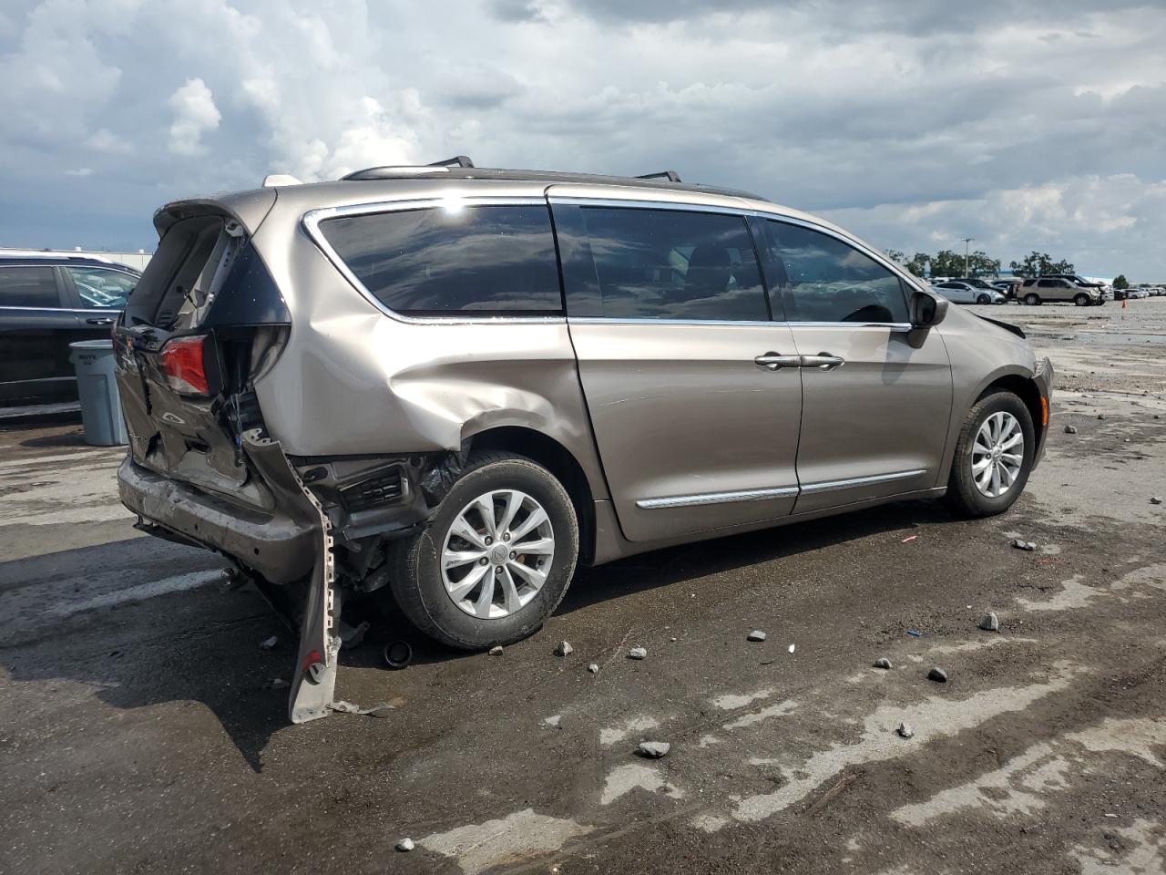2017 Chrysler Pacifica Touring L - Image 3