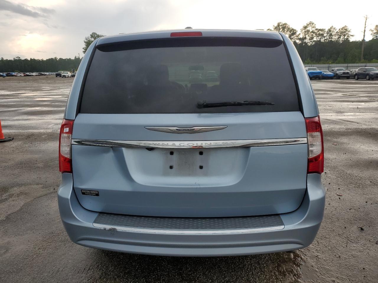 2013 Chrysler Town & Country Touring - Image 6