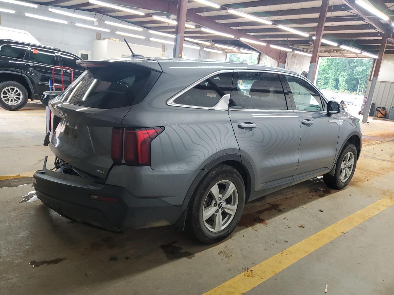 2023 Kia Sorento Lx - Image 3