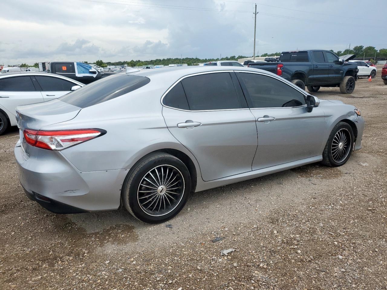 2020 Toyota Camry Le - Фото 3