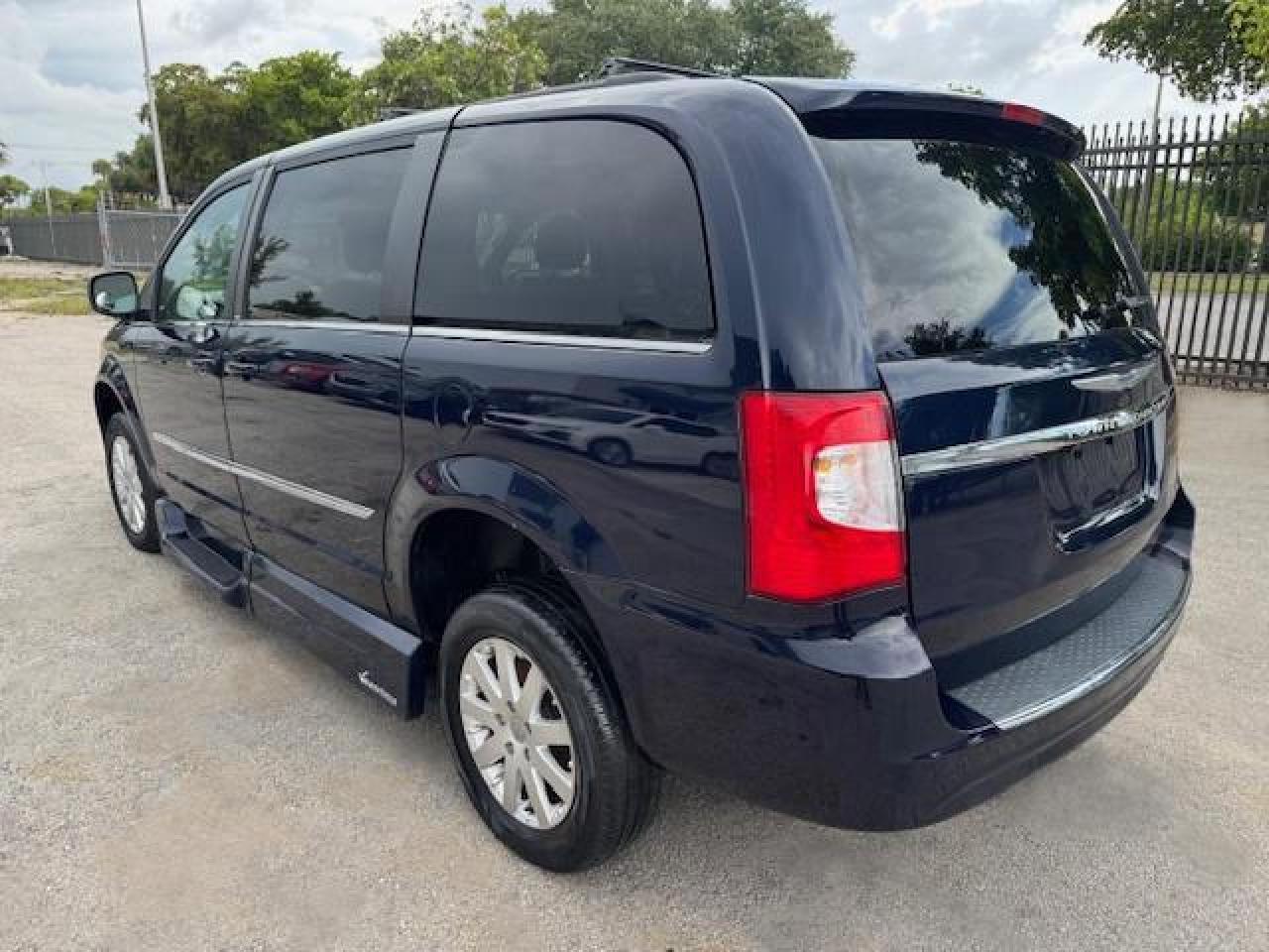 2014 Chrysler Town & Country Touring - Фото 2