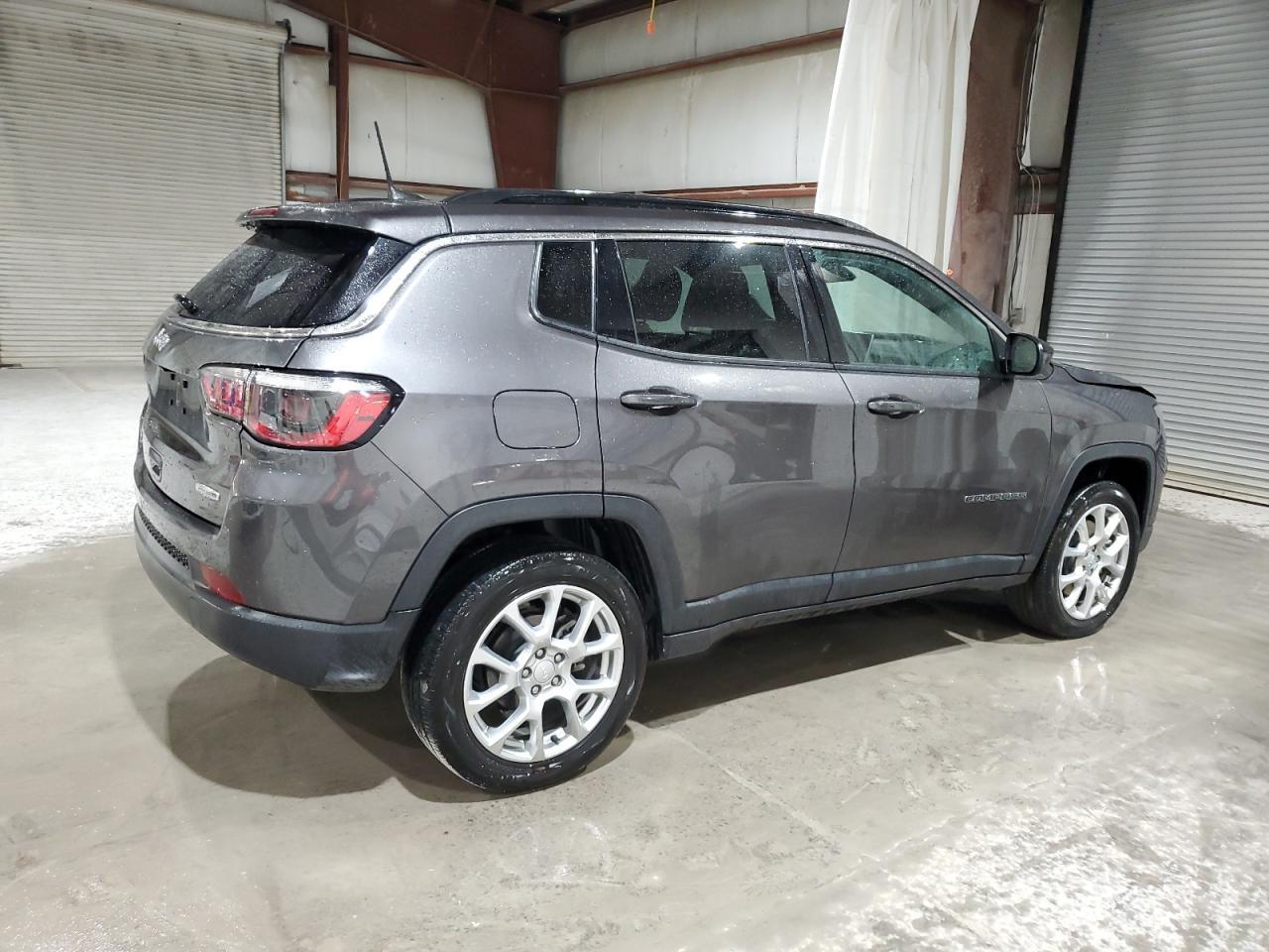 2023 Jeep Compass Latitude Lux - Фото 3