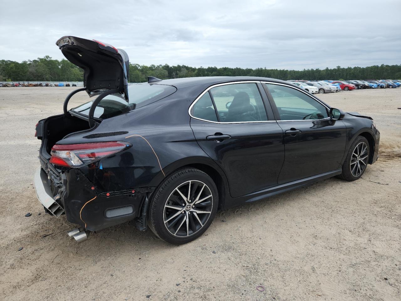 2021 Toyota Camry Se - Фото 3