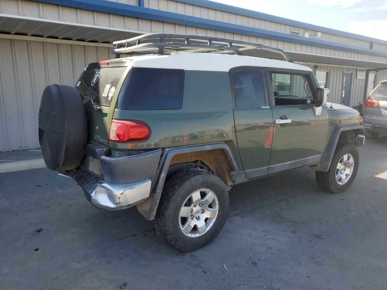 2010 Toyota Fj Cruiser - Image 3