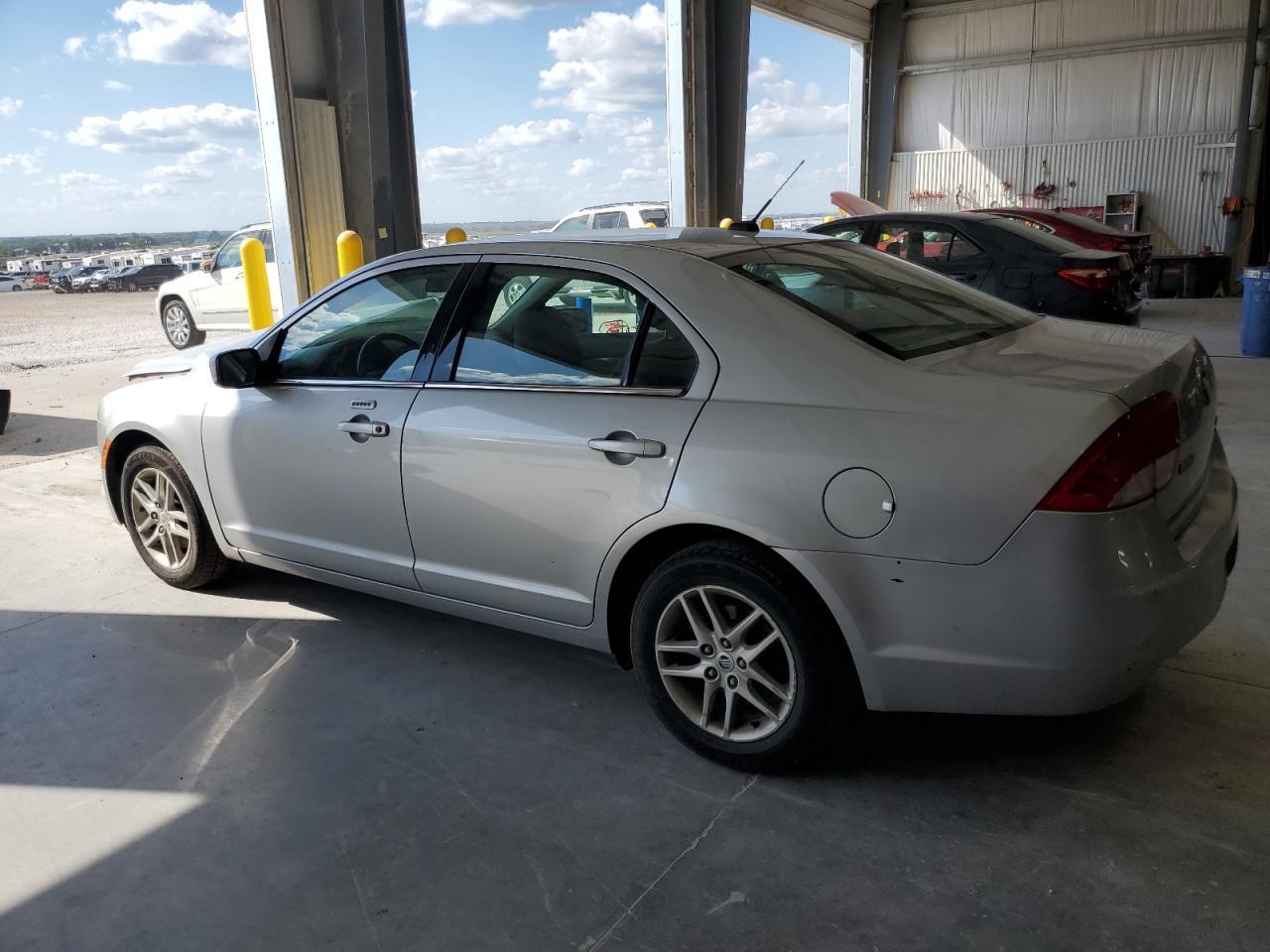 2010 Mercury Milan - Image 2