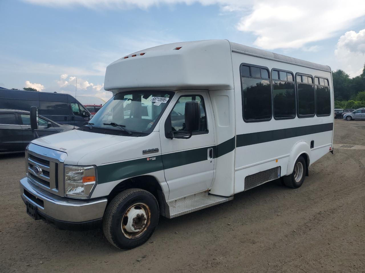 2017 Ford Econoline E350 Super Duty Cutaway Van