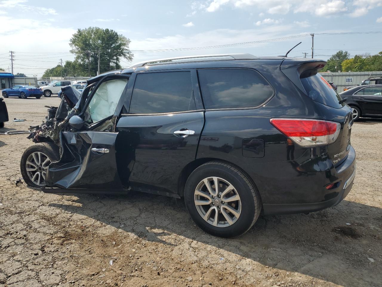 2016 Nissan Pathfinder S - Image 2