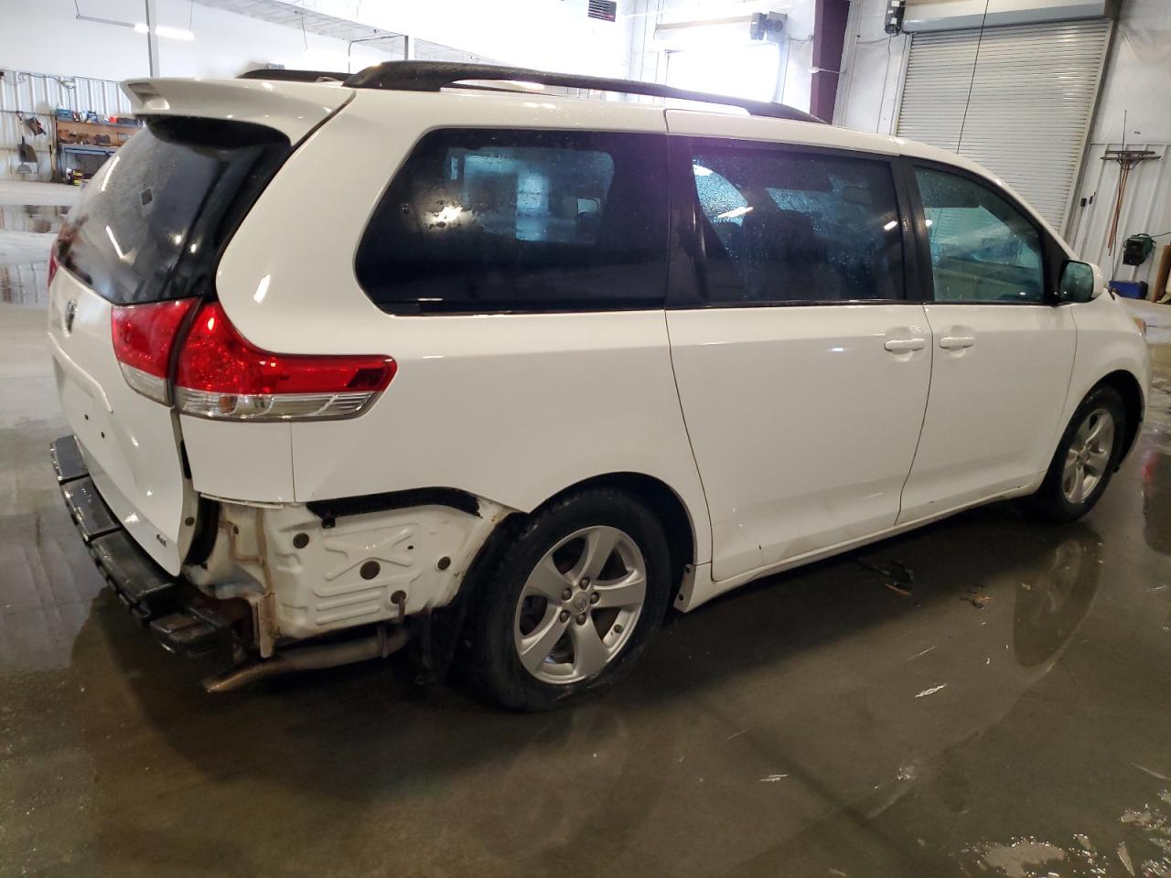 2013 Toyota Sienna Le - Фото 3