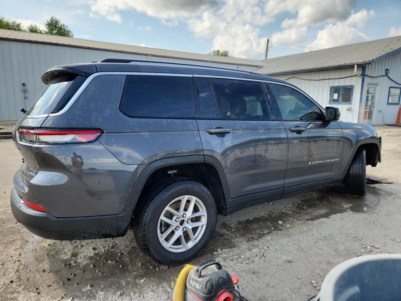 2023 Jeep Grand Cherokee L Laredo - Image 3