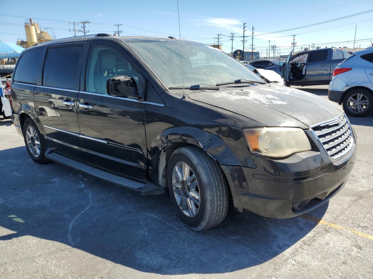 2010 Chrysler Town & Country Limited - Image 4