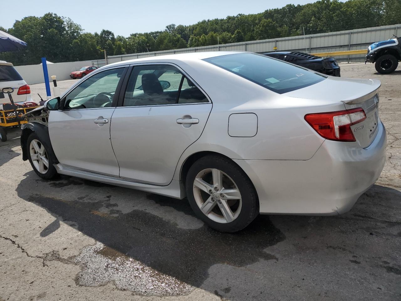 2014 Toyota Camry L - Фото 2