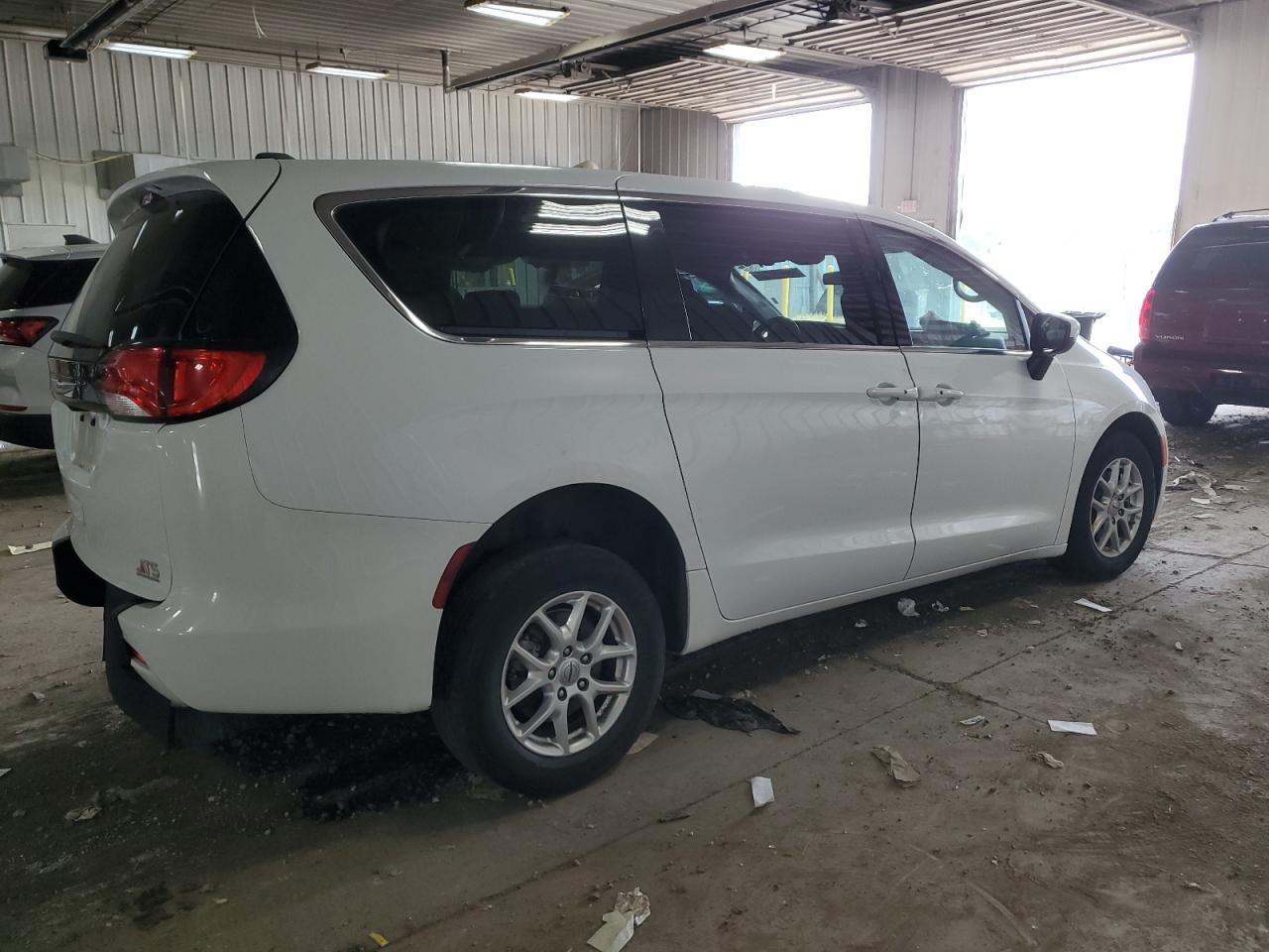 2022 Chrysler Voyager Lx - Image 3