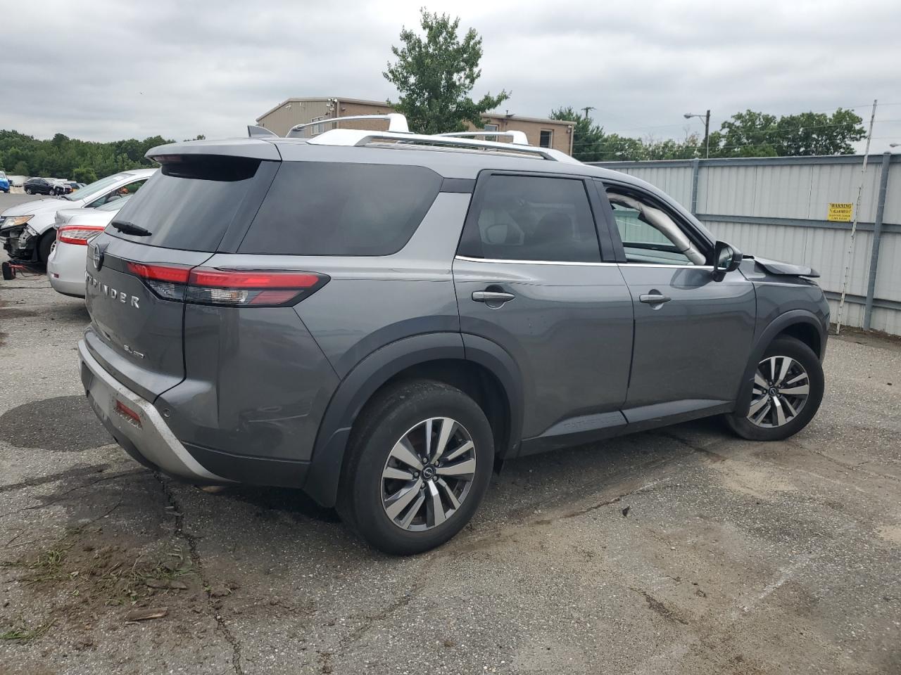2024 Nissan Pathfinder Sl - Image 3