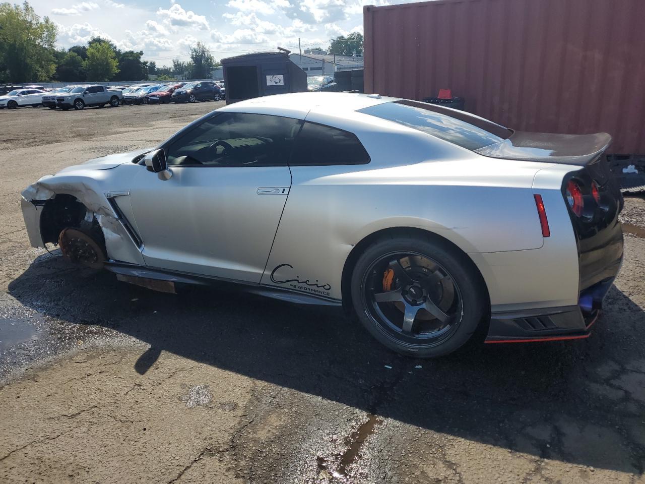 2017 Nissan Gt-R Premium - Image 2