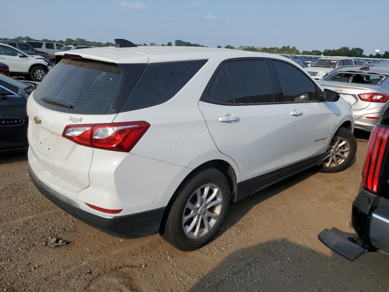 2018 Chevrolet Equinox Ls - Фото 3