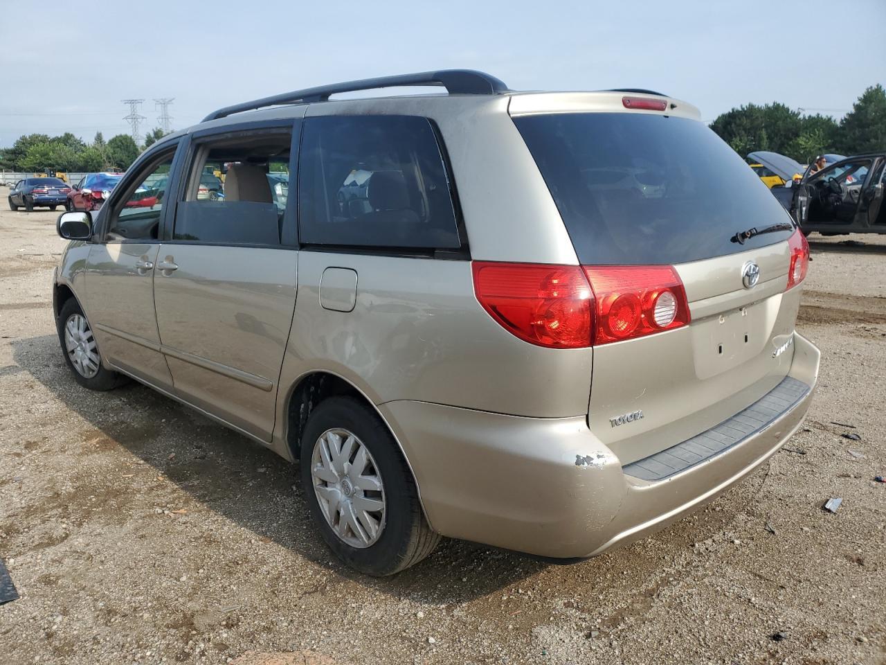 2010 Toyota Sienna Ce - Image 2