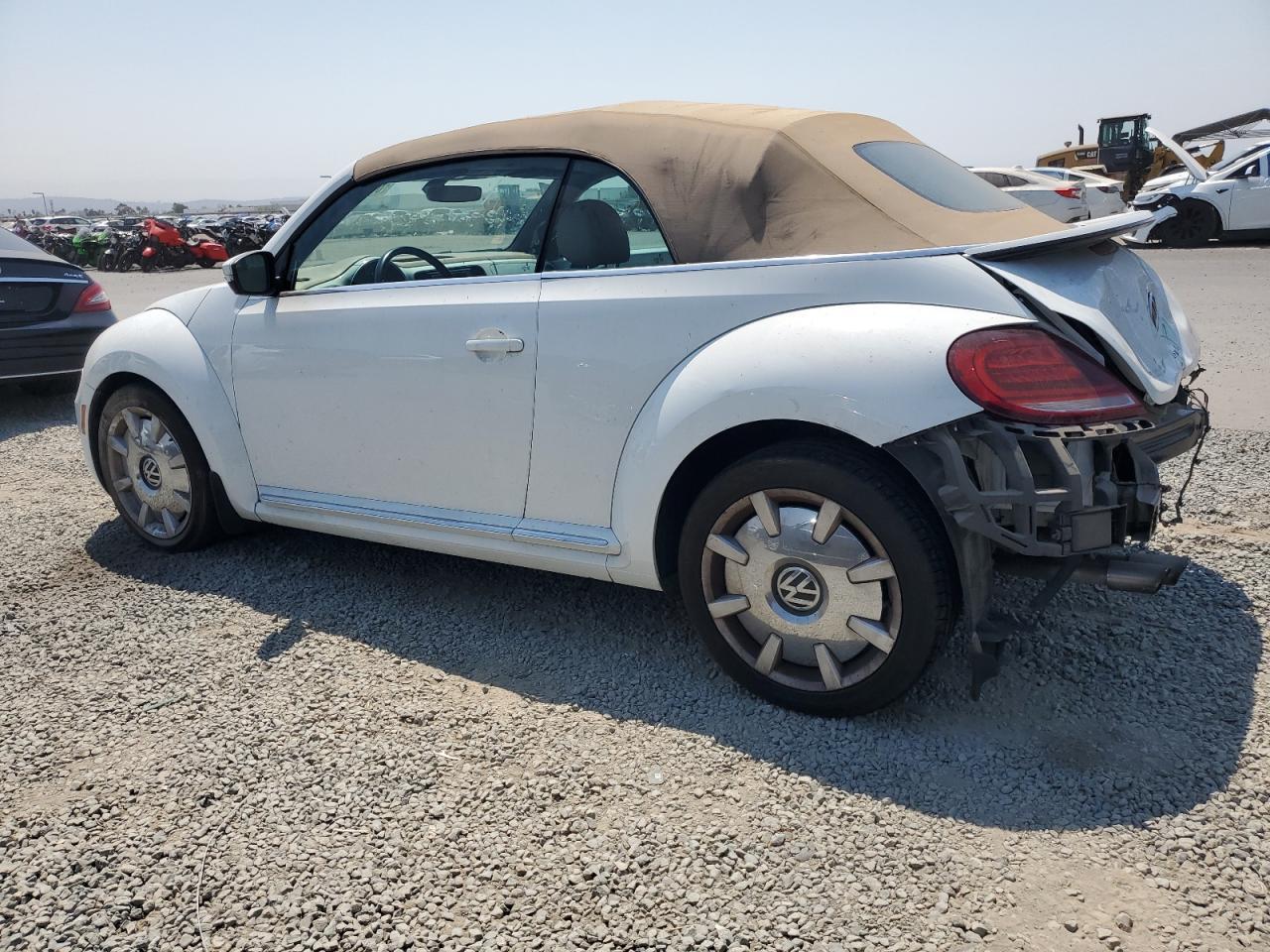 2017 Volkswagen Beetle S/Se - Фото 2