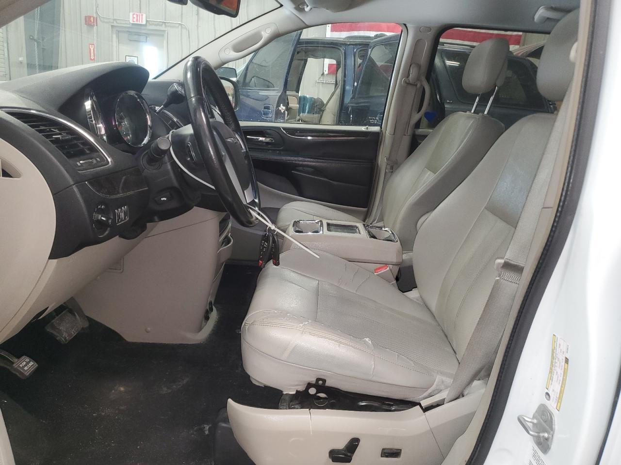 2014 Chrysler Town & Country Touring L - Image 7