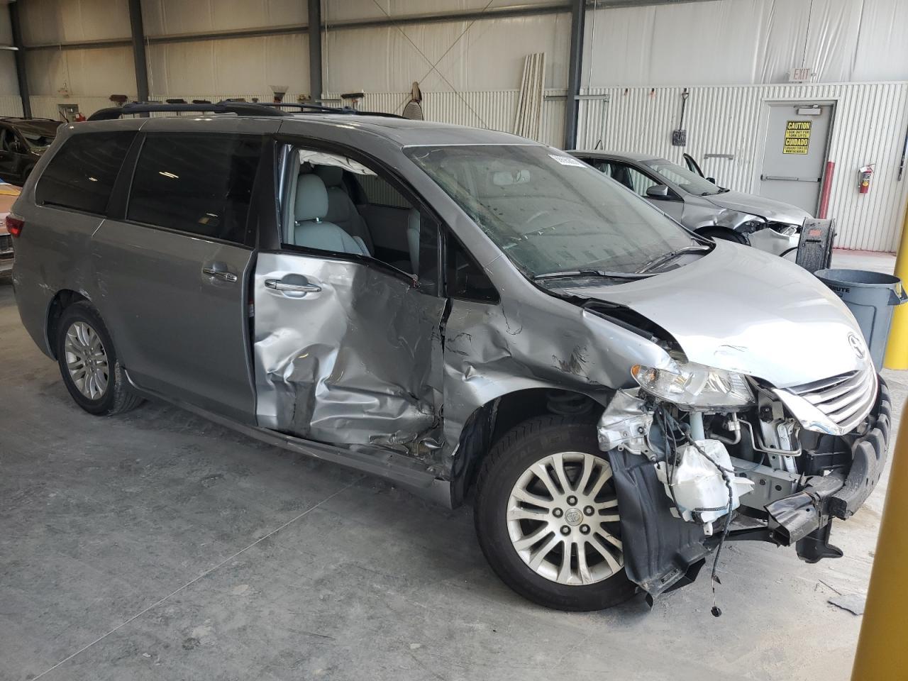 2017 Toyota Sienna Xle - Фото 4