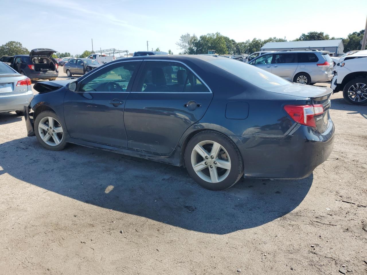 2013 Toyota Camry L - Фото 2