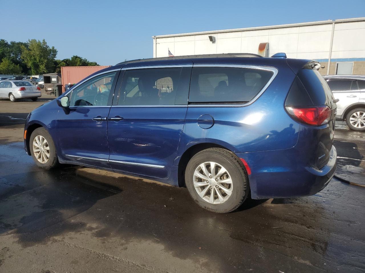 2017 Chrysler Pacifica Touring L - Фото 2