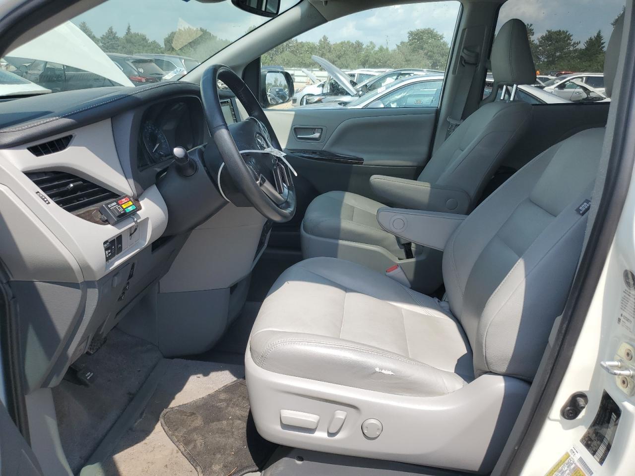 2020 Toyota Sienna Xle - Image 7