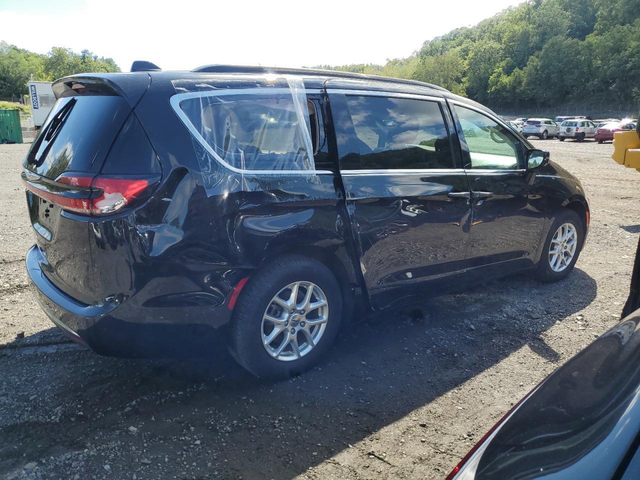 2022 Chrysler Pacifica Touring L - Image 3