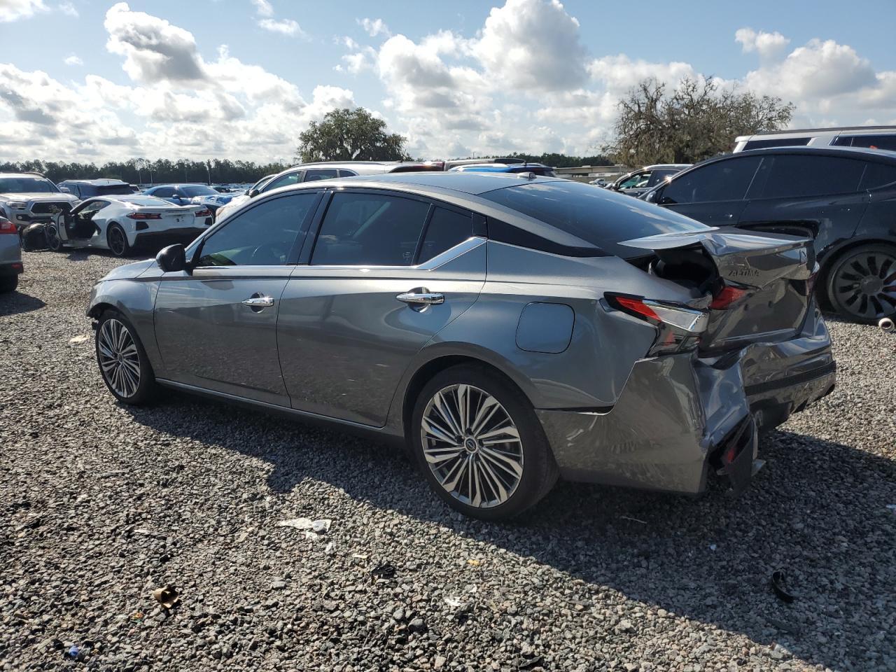 2023 Nissan Altima Sl - Image 2