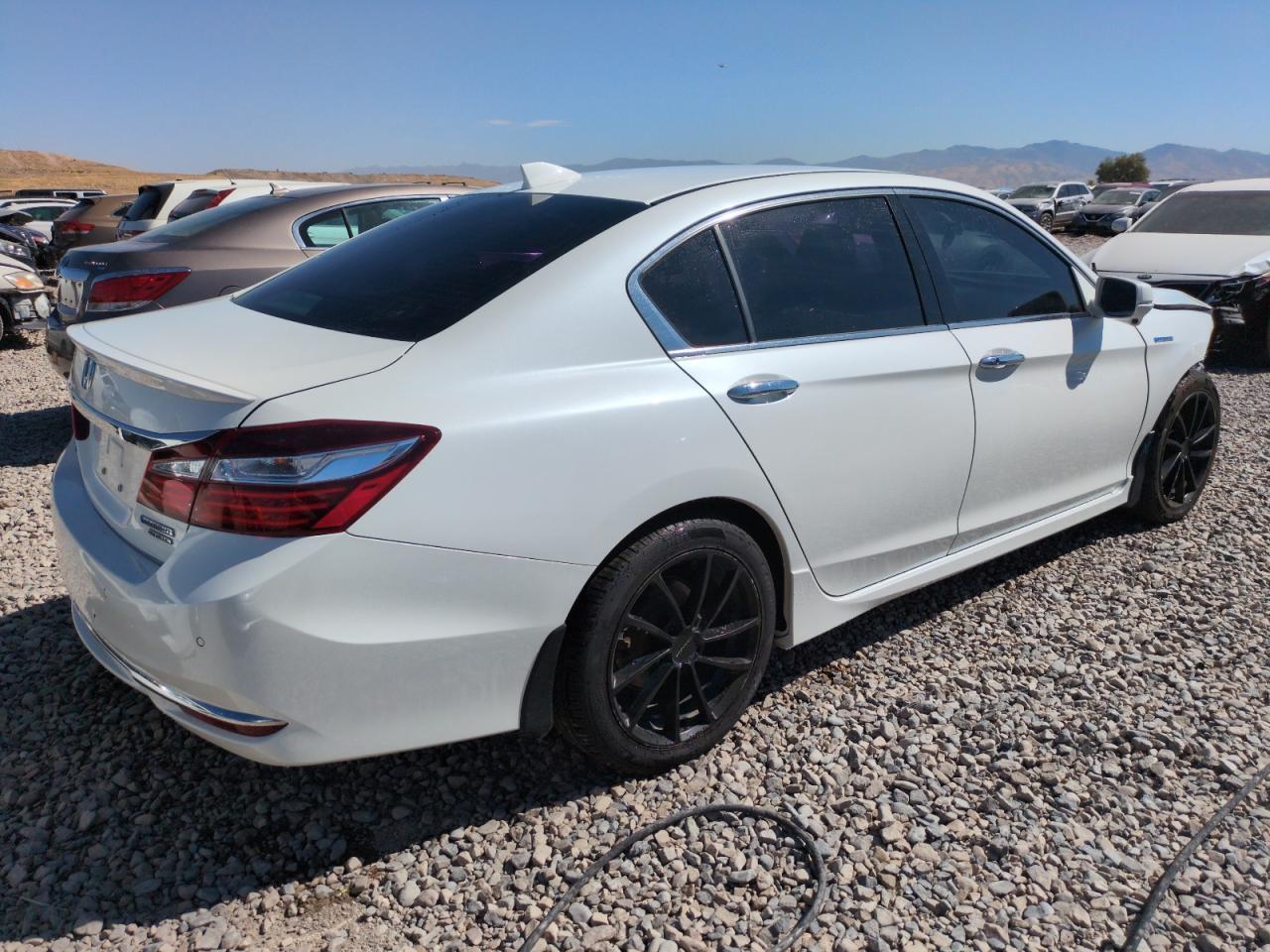 2017 Honda Accord Touring Hybrid - Image 3