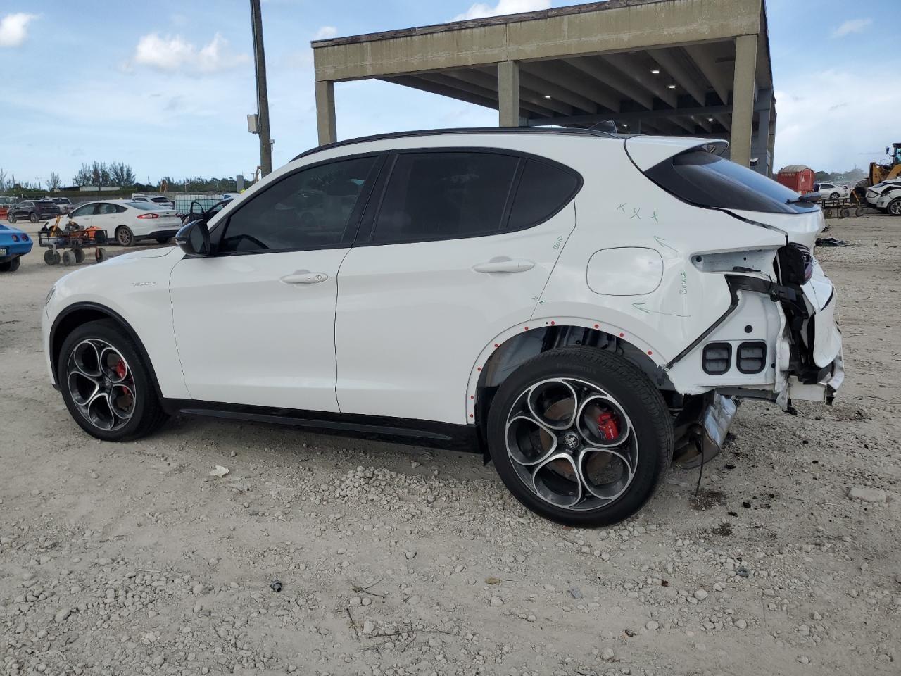2024 Alfa Romeo Stelvio Ti - Фото 2