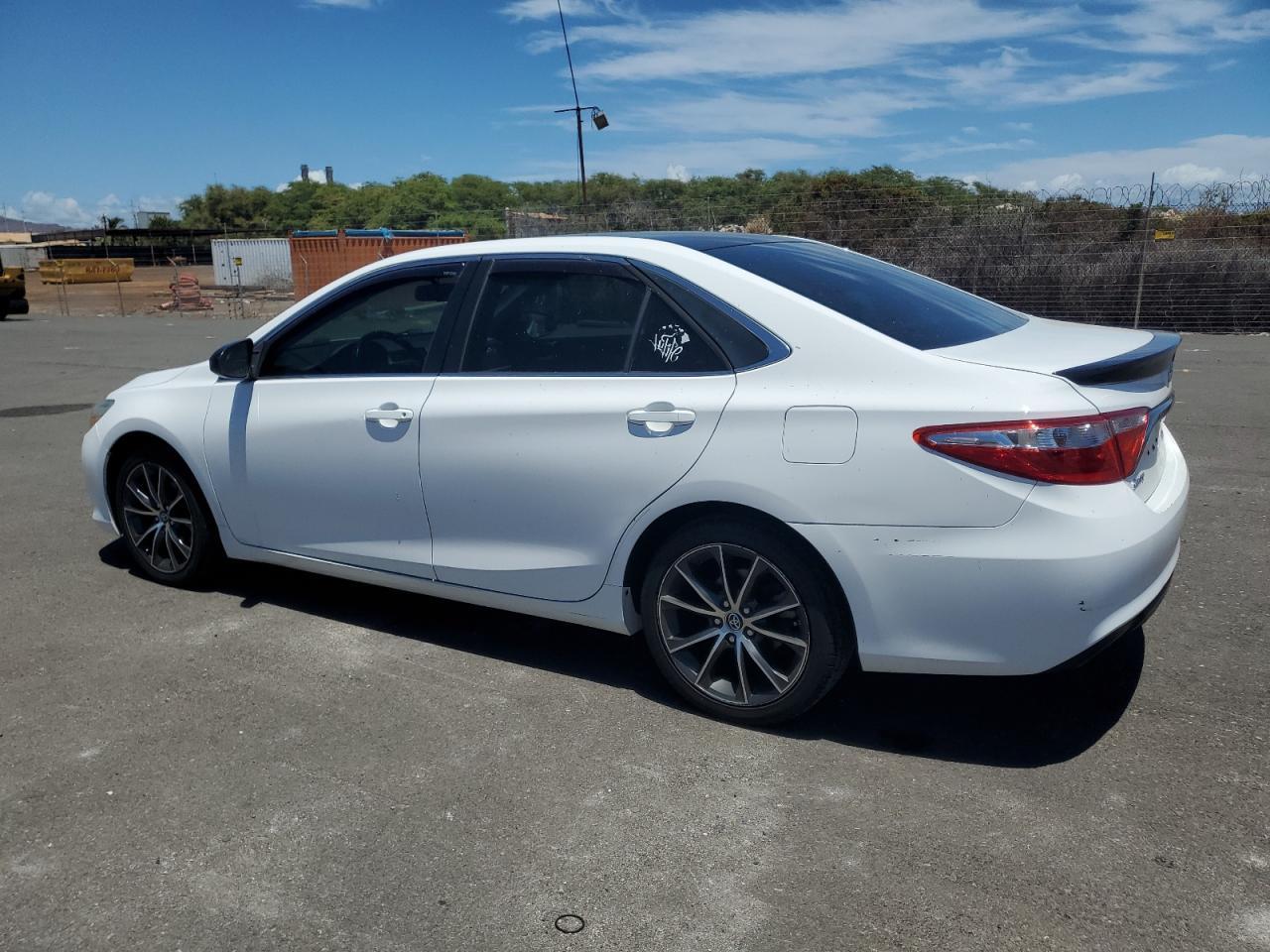 2015 Toyota Camry Le - Фото 2